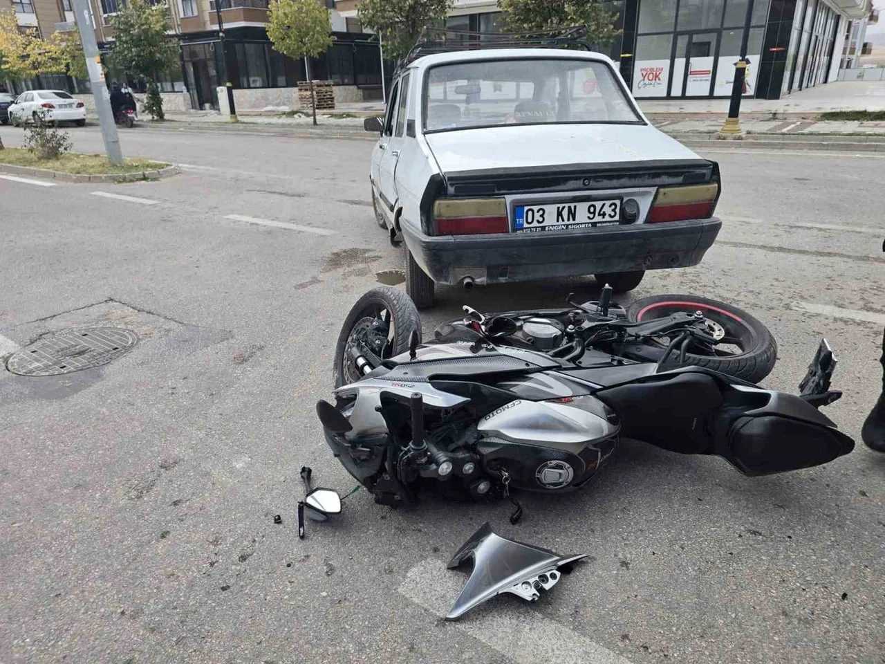 AFYONKARAHİSAR’DA MEYDANA GELEN TRAFİK KAZASINDA OTOMOBİL İLE ÇARPIŞAN MOTOSİKLET SÜRÜCÜSÜ...