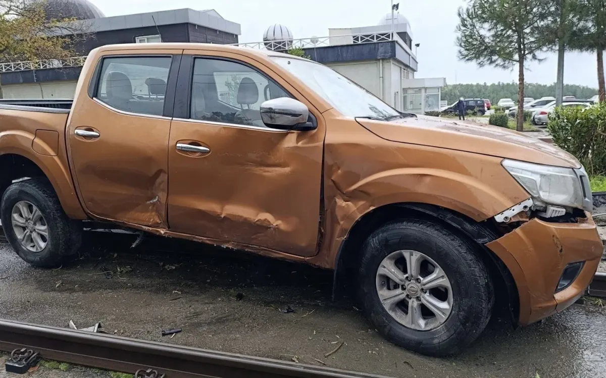 Samsun'da kontrolden çıkan pikap tramvay yoluna girdi 3