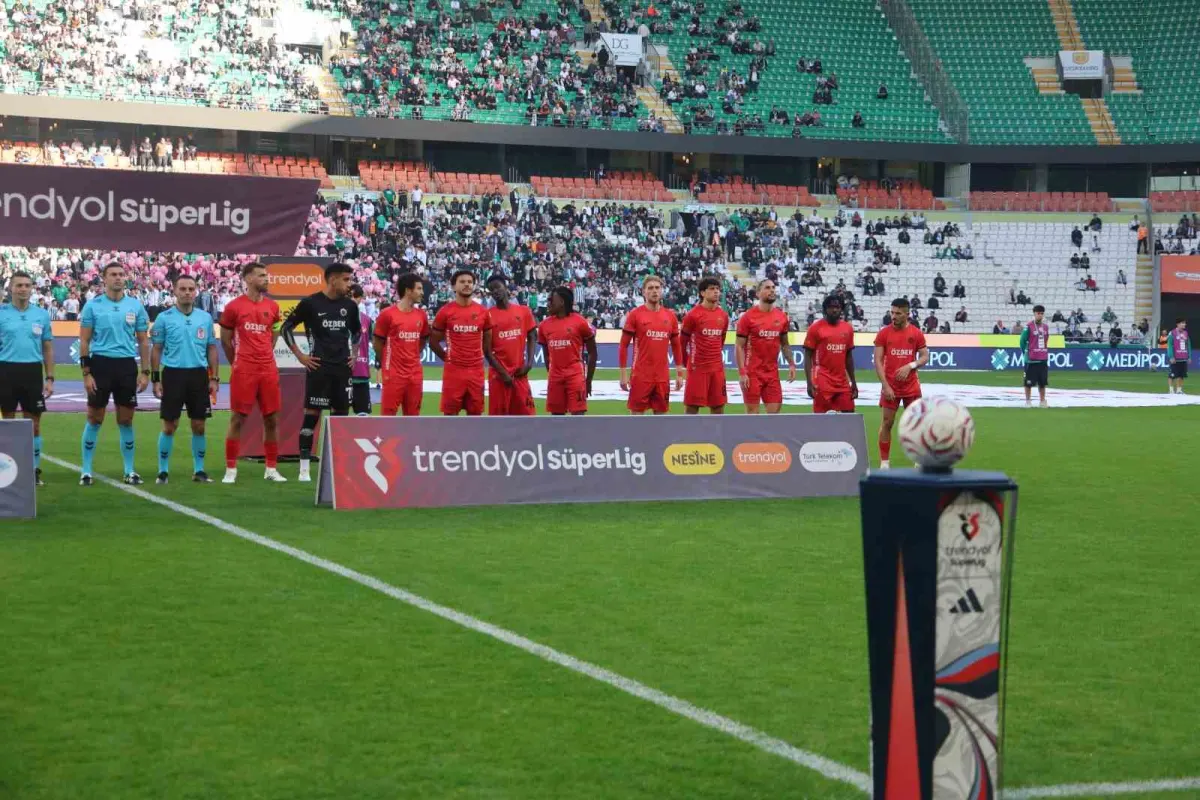 Konyaspor ilk yarıyı Awaziem'in golüyle önde kapattı 2