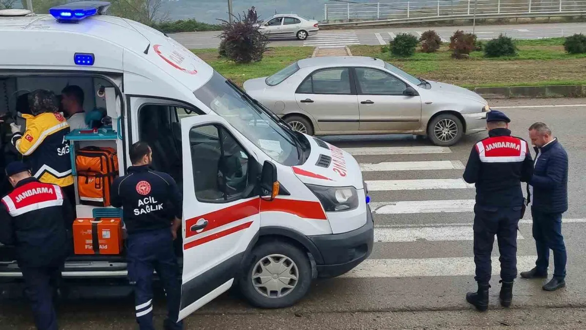 Sinop'ta iki otomobil çarpıştı: 1'i bebek 5 yaralı 1
