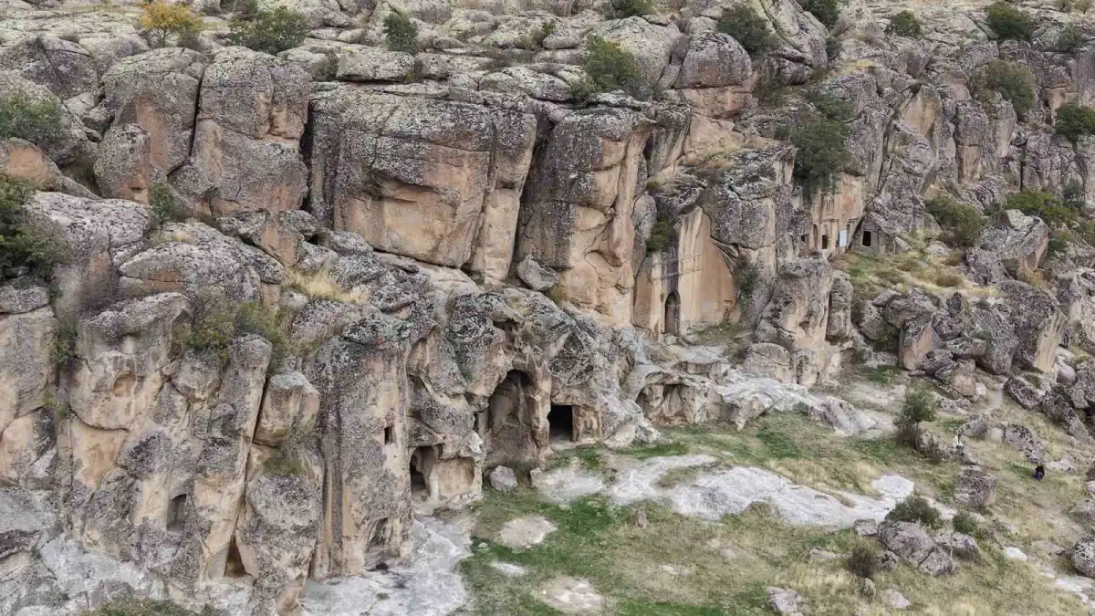 Aksaray'daki Manastır Vadisi kaya oyma mekanları ve doğal dokusuyla ziyaretçilerini ağırlıyor 3
