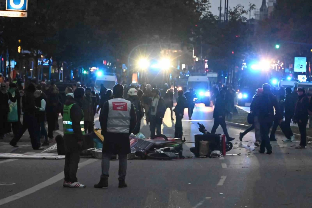 Hamburg'da binlerce gencin zorunlu askerlik protestosu çatışmayla bitti 5