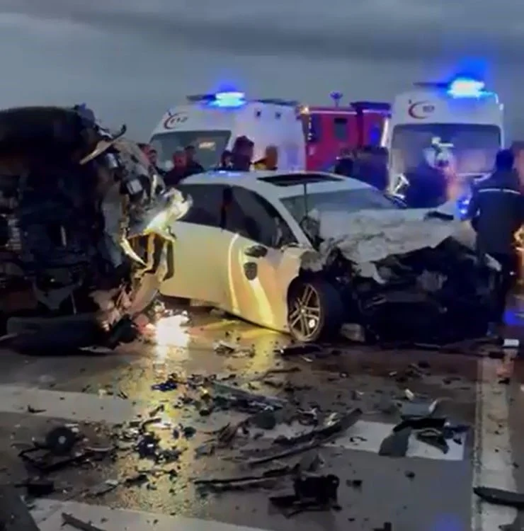 AKSARAY’DA 2 ARACIN KAFA KAFAYA ÇARPIŞMASI SONUCU MEYDANA GELEN TRAFİK KAZASINDA 2 SÜRÜCÜ DE AĞIR...