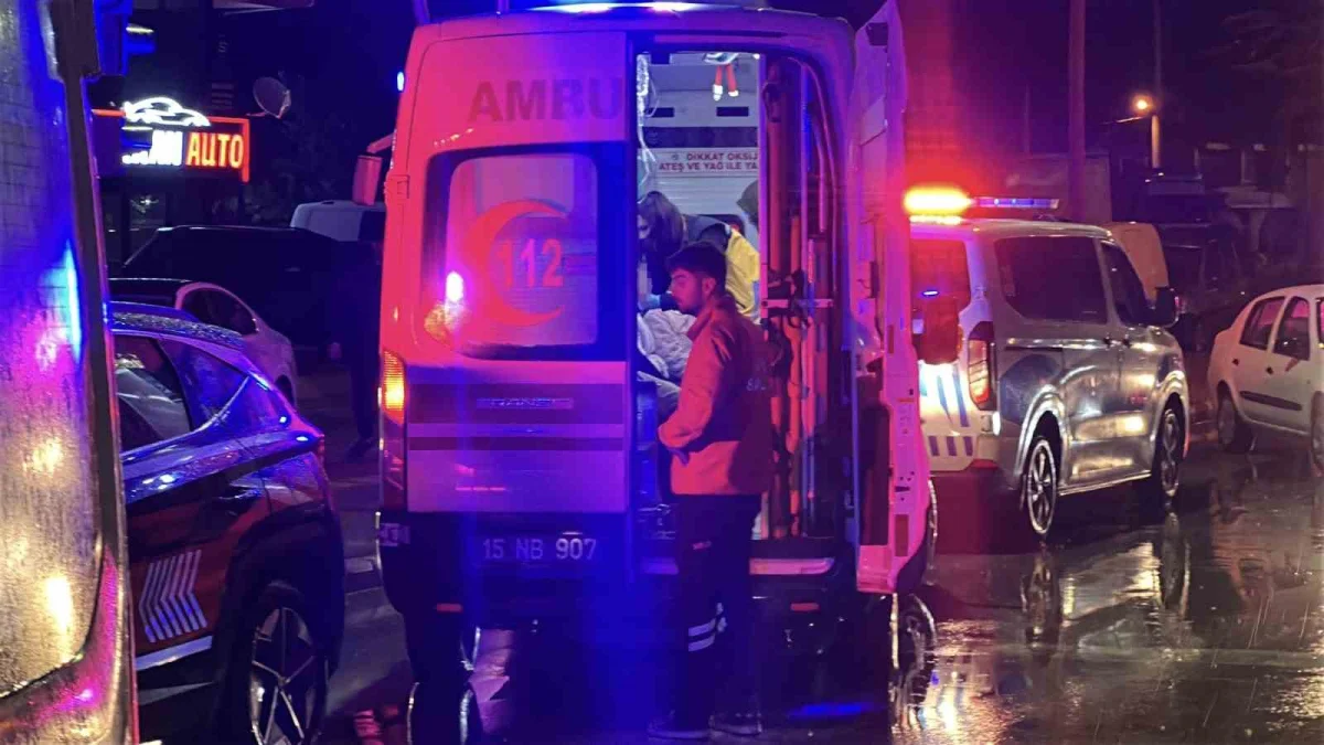 Burdur'da öğrenci servisi ile otomobil çarpıştı: 12 öğrenci yaralandı 2