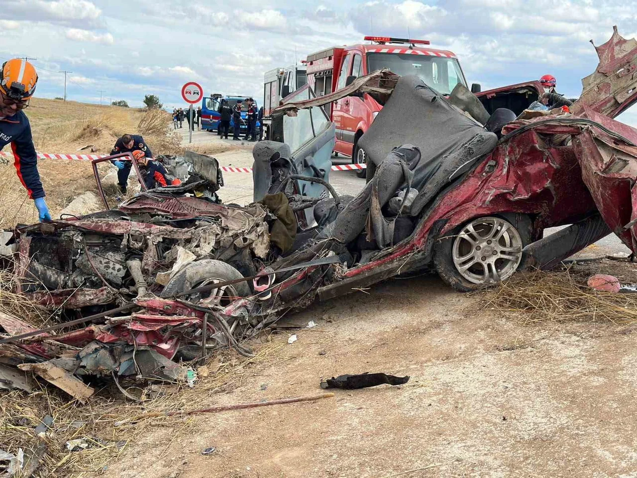 UŞAK’IN ULUBEY İLÇESİ YAKINLARINDA KAMYON İLE OTOMOBİLİN ÇARPIŞMASI SONUCU AYNI AİLEDEN 3 KİŞİ...