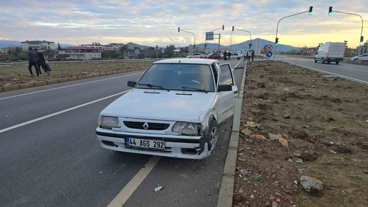 Gaziantep'in İslahiye ilçesinde iki otomobil çarpıştı 5
