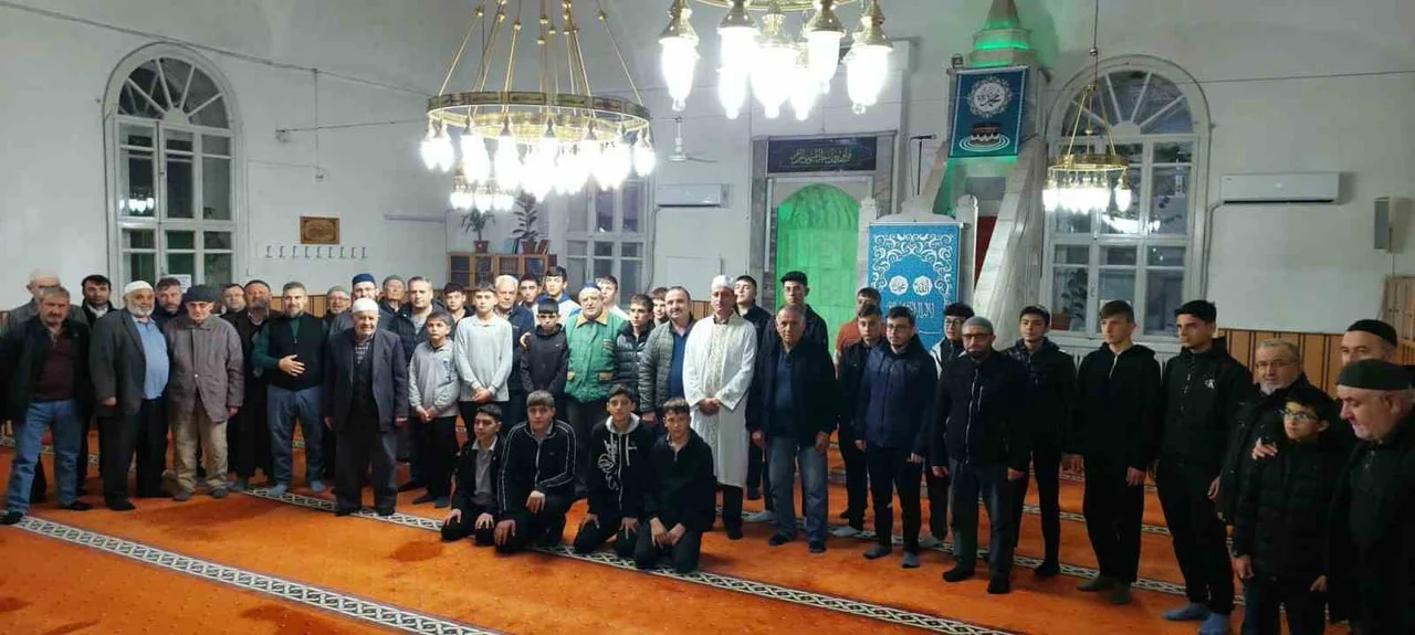 AFYONKARAHİSAR’IN ŞUHUT İLÇESİNDE DÜZENLENEN ‘SABAH NAMAZI GENÇLİK BULUŞMASI’ PROGRAMI GENÇLERİ...