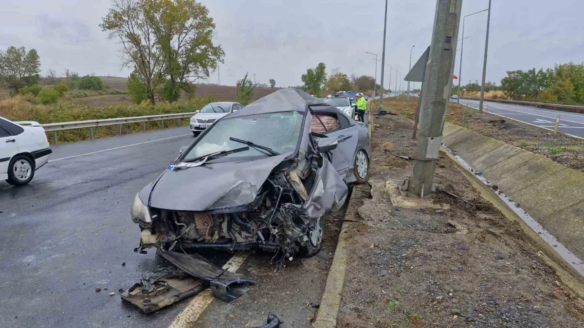 Tekirdağ'da yağış nedeniyle savrulan otomobil 3 direğe çarptı 4