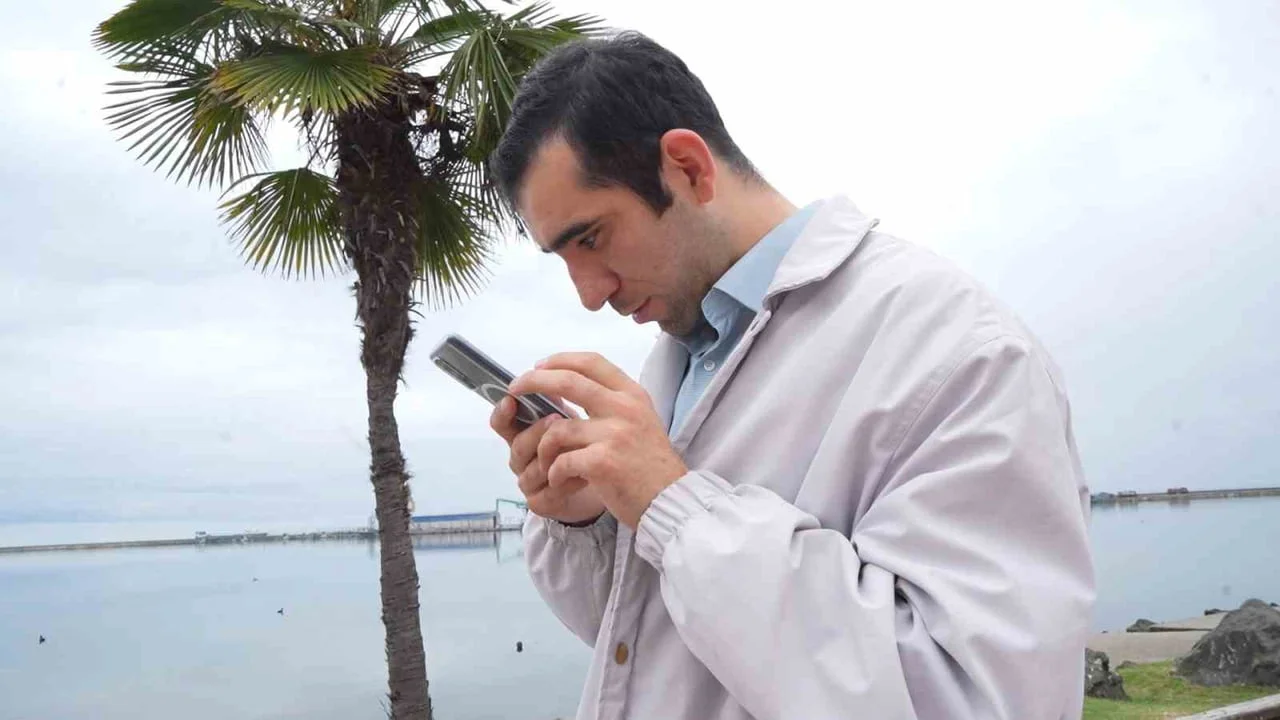 SAMSUN’DA GÖRME ENGELLİ BİR VATANDAŞ, HASTANE RANDEVUSU ALMAK İÇİN GOOGLE ÜZERİNDEN ULAŞTIĞI SAHTE...