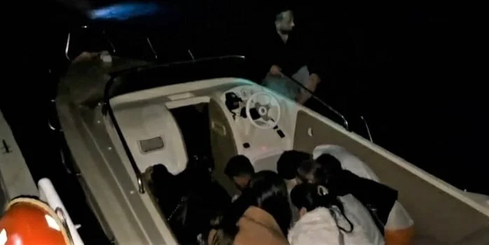 MUĞLA'NIN BODRUM İLÇESİ AÇIKLARINDA FİBER TEKNEDEKİ 15 DÜZENSİZ GÖÇMEN İLE 2 GÖÇMEN KAÇAKÇILIĞI...