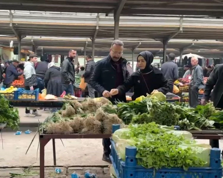 Ardahan Valisi Ömer Hilmi Yamlı eşiyle birlikte semt pazarını gezdi 2