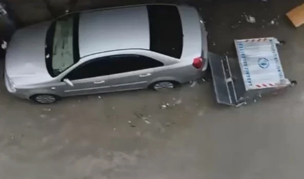 Mersin'de sağanak yağış sokakları göle çevirdi 3