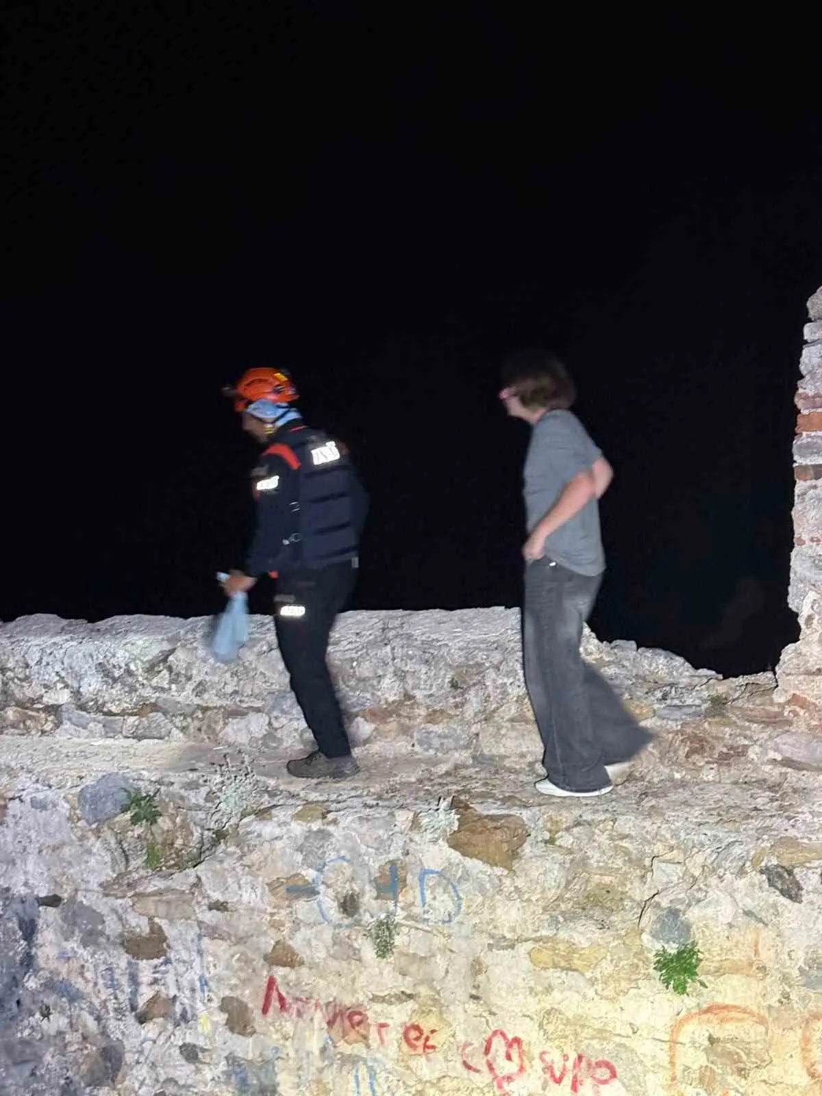 Alanya Kalesi surlarında mahsur kalan 3 Rus vatandaşı kurtarıldı 2
