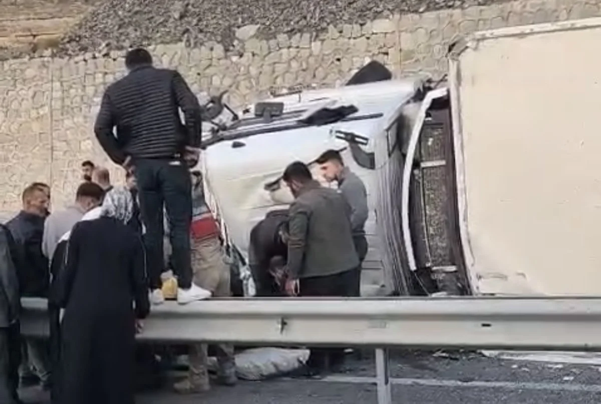 Van-Hakkari kara yolunda tır devrildi: 1 yaralı 5