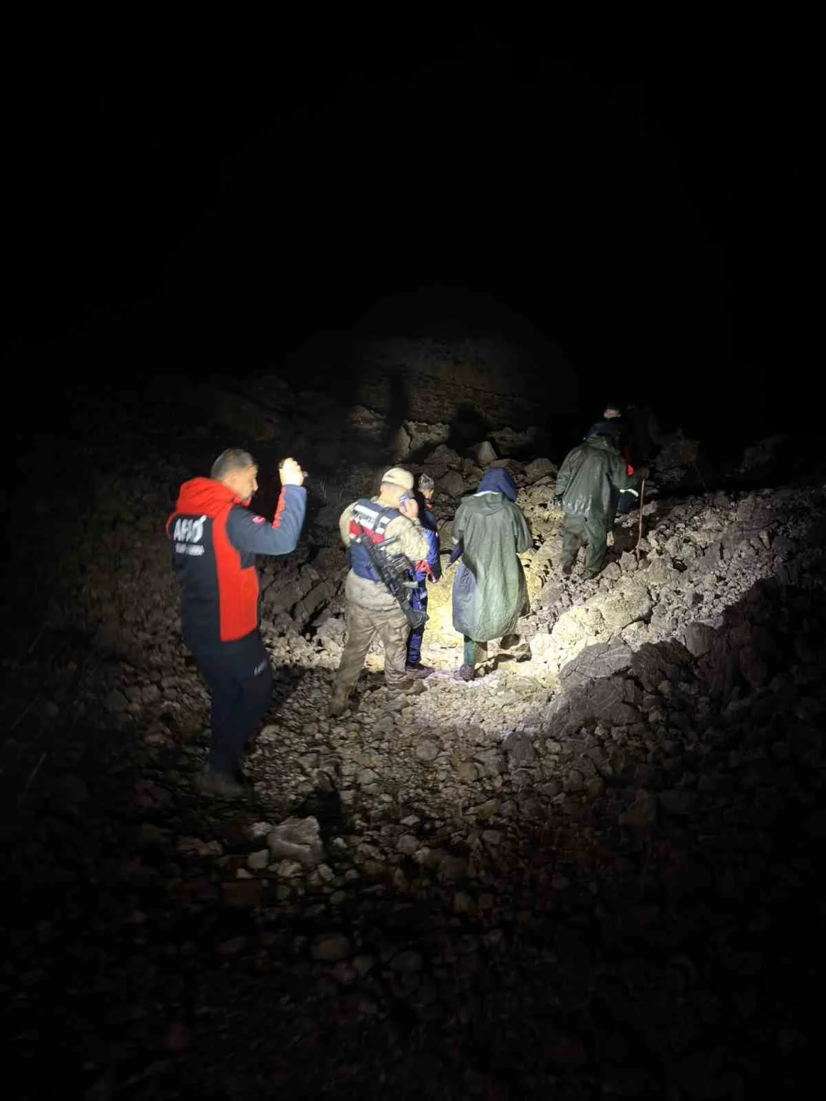 Tunceli'de sisli havada keçilerini ararken kaybolan iki kişi kurtarıldı 3