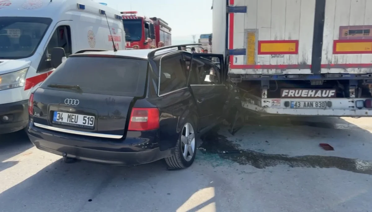 Kütahya'da park halindeki tırın dorsesine çarpan otomobil hurdaya döndü: 1 yaralı 1