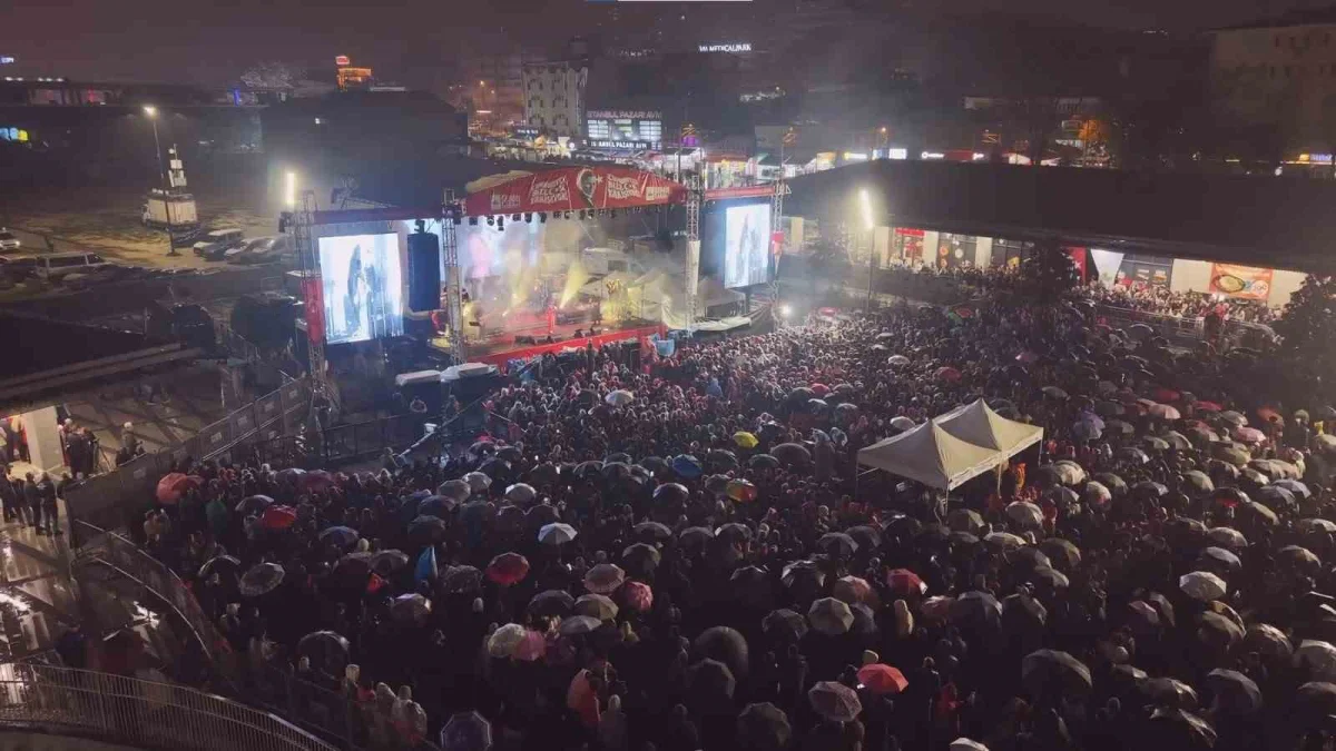 Osmangazi Meydanı'nda Göksel konseriyle Cumhuriyet coşkusu yaşandı 4