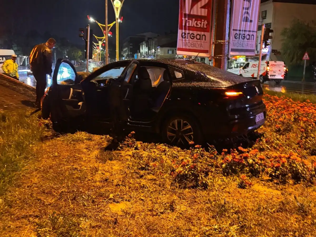 Erzincan'da sağanak yağış sonrası iki otomobil çarpıştı: 3 yaralı 3
