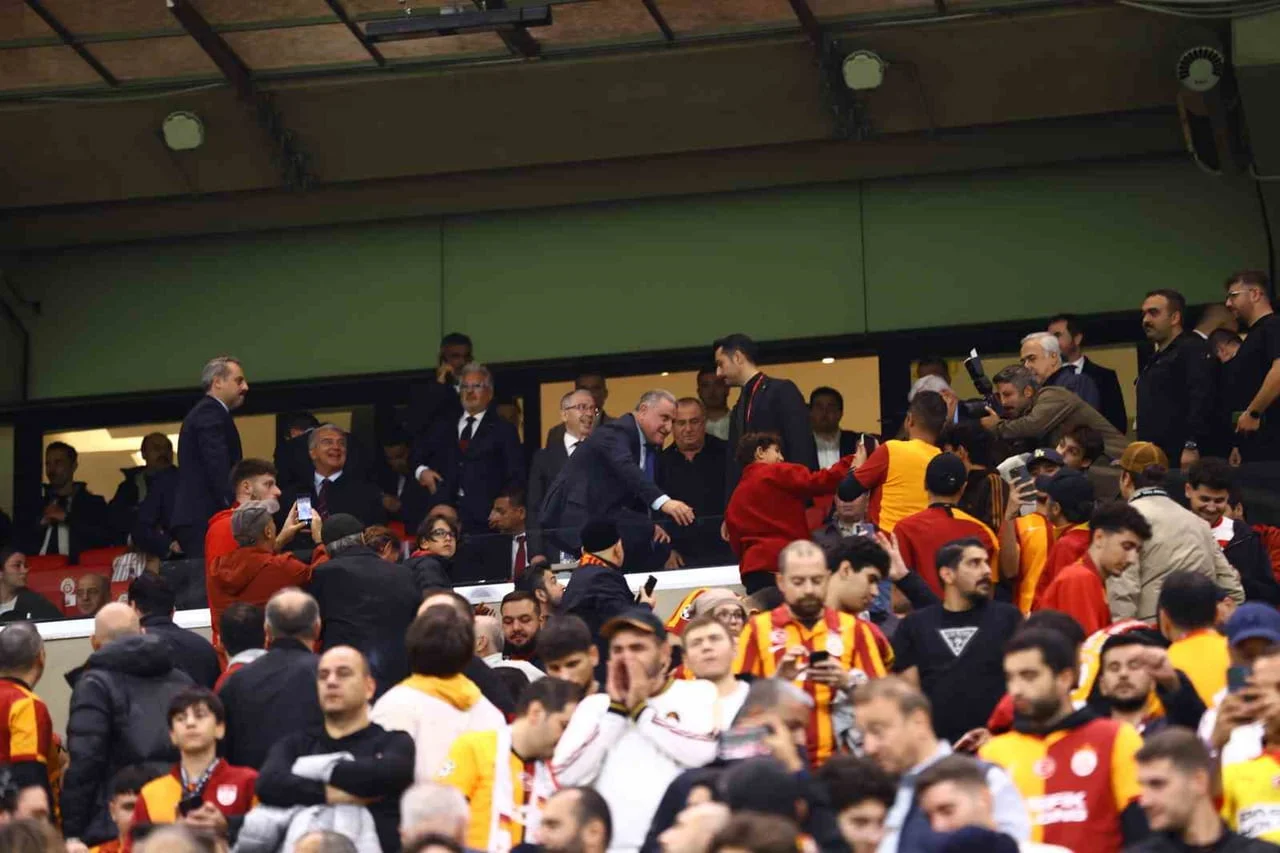 GENÇLİK VE SPOR BAKANI OSMAN AŞKIN BAK, GALATASARAY-BARCELONA MAÇINI STADYUMDAN TAKİP ETTİ