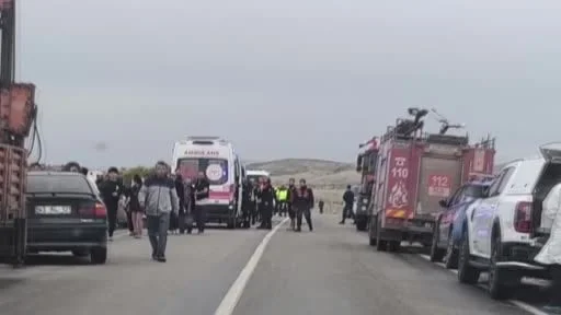 Afyonkarahisar'da minibüs devrildi: Çok sayıda yaralı var
