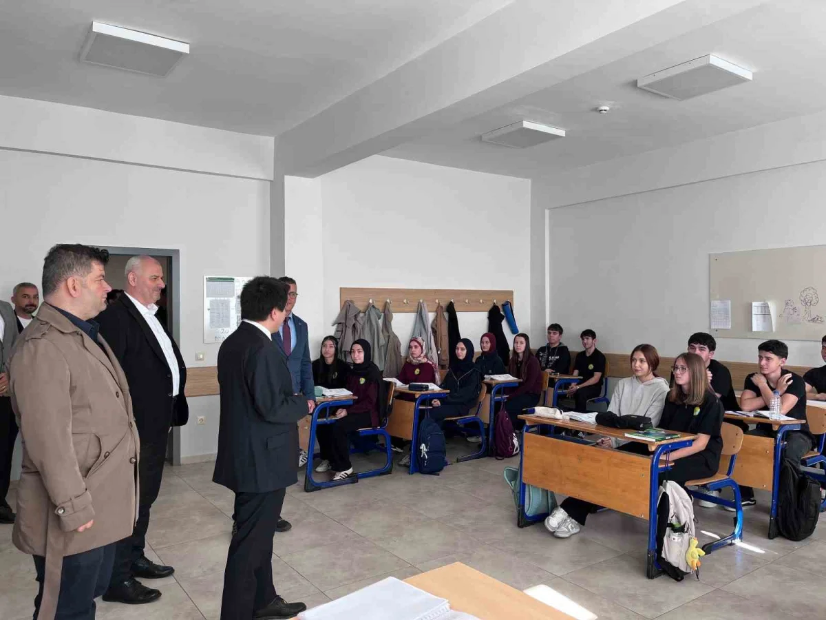 Çilimli'de kaymakam ve belediye başkanı lise öğrencileriyle buluştu 4