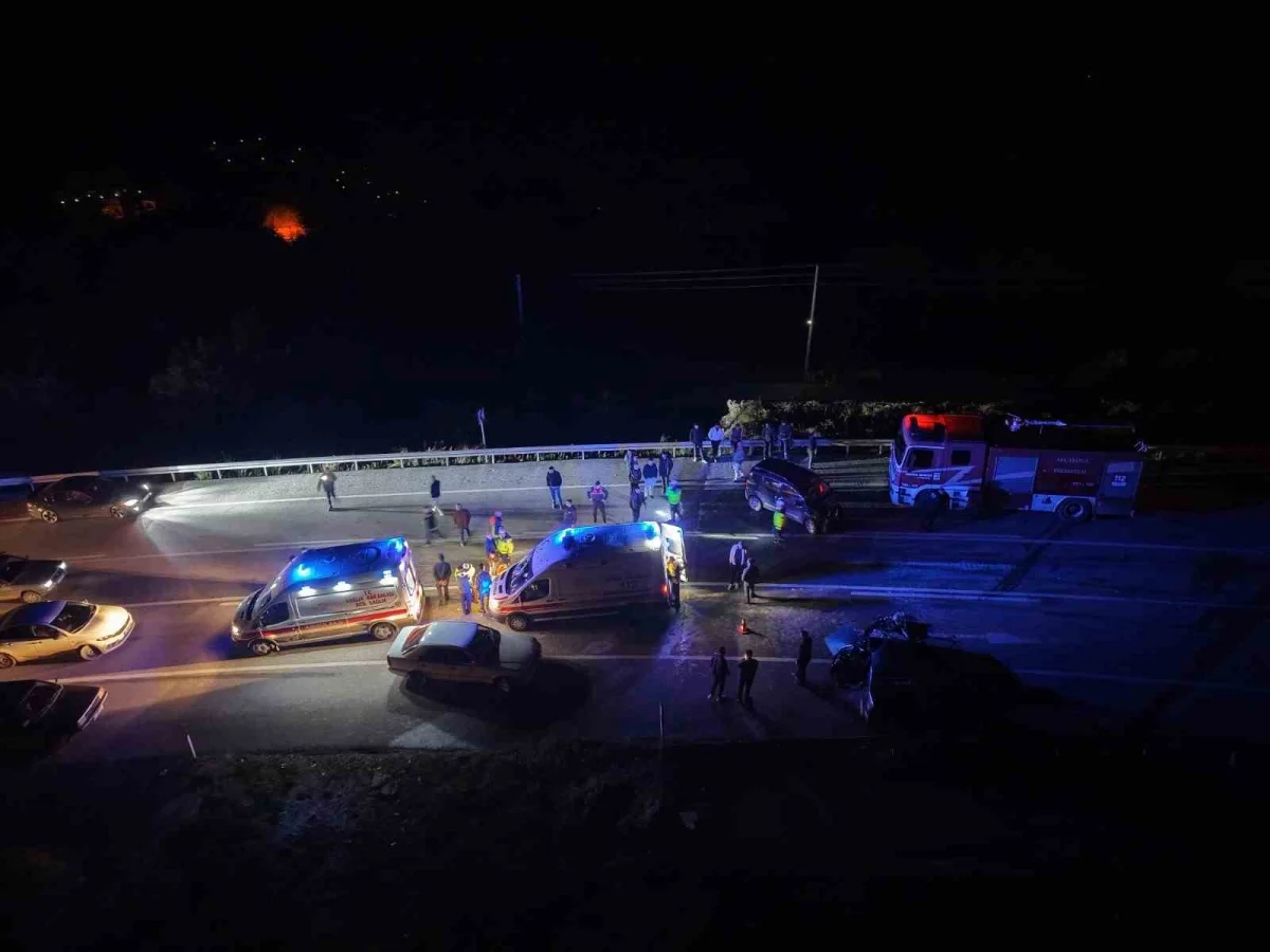 Düzce'nin Akçakoca ilçesinde iki araç kafa kafaya çarpıştı: 5 yaralı 3