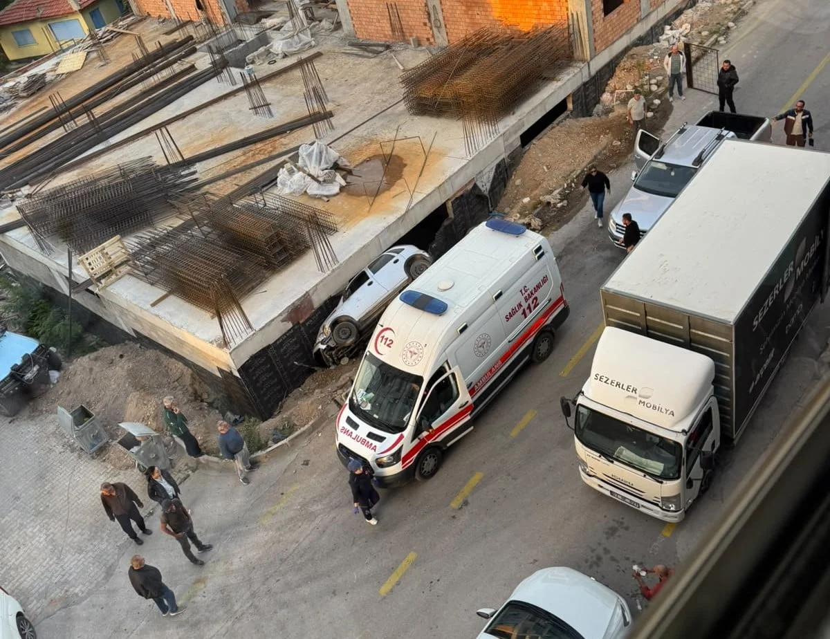AFYONKARAHİSAR'DA KONTROLDEN ÇIKAN OTOMOBİL, BİR İNŞAATIN TEMELİNE DÜŞTÜ