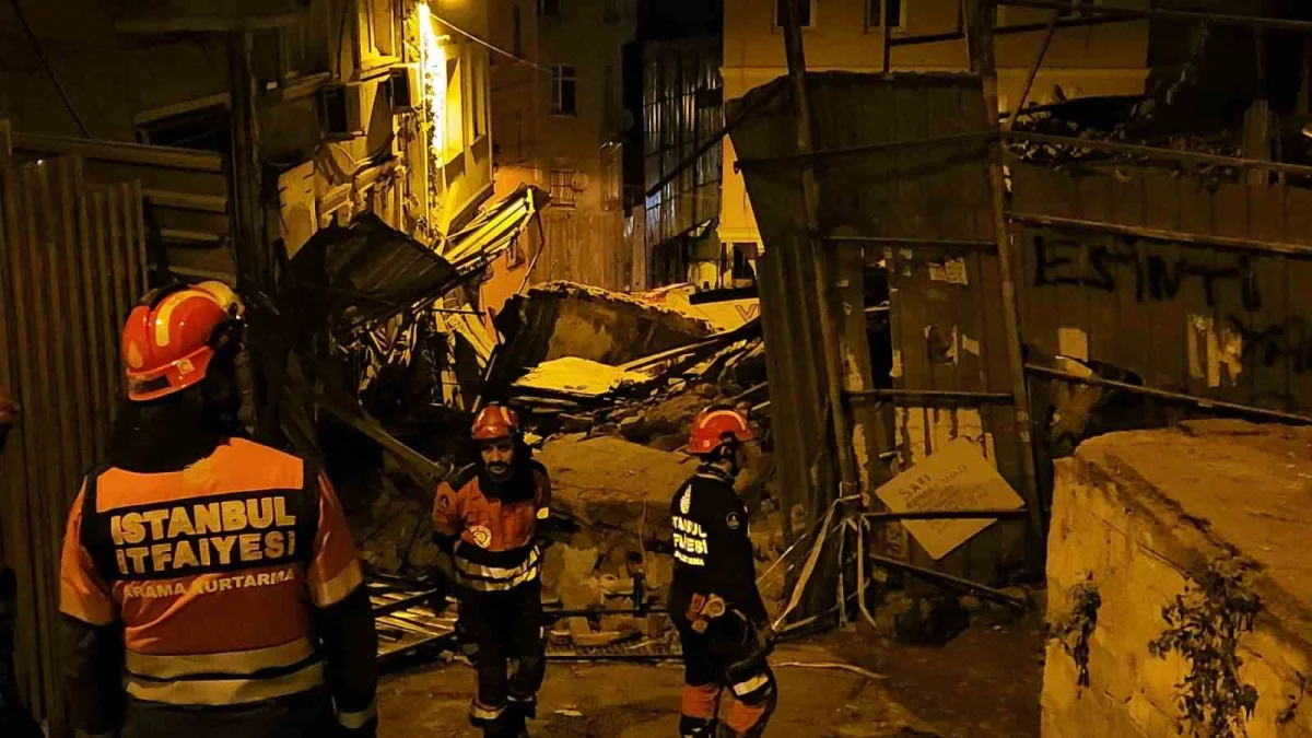 Beyoğlu'nda çöken 5 katlı metruk binada arama çalışmaları tamamlandı 2