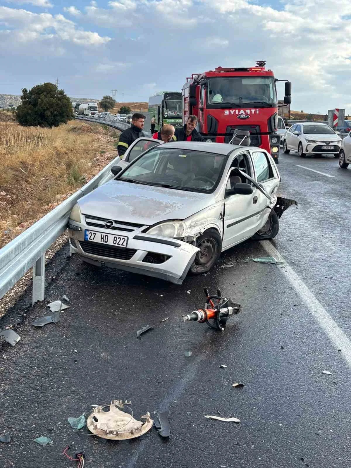 ADIYAMAN’IN GÖLBAŞI- KAHRAMANMARAŞ KARAYOLUNDA DÖRT OTOMOBİLİN KARIŞTIĞI ZİNCİRLEME TRAFİK...