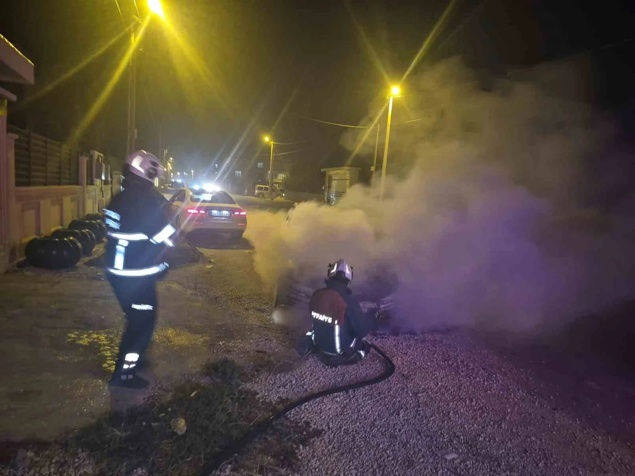 MARDİN'İN KIZILTEPE İLÇESİNDE SEYİR HALİNDEKİ OTOMOBİLDE ÇIKAN YANGIN SÖNDÜRÜLDÜ.