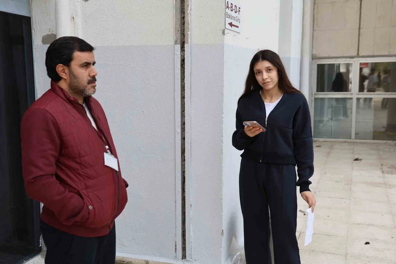 ELAZIĞ'DA KAMU PERSONELİ SEÇME SINAVI (KPSS) ÖN LİSANS OTURUMU BAŞLADI. SINAVA GEÇ KALAN BİR...