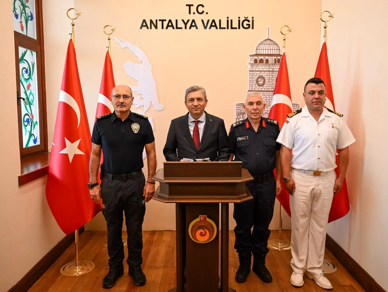 ANTALYA VALİSİ HULUSİ ŞAHİN (SOLDAN İKİNCİ), EYLÜL AYINA İLİŞKİN GÜVENLİK VE ASAYİŞ VERİLERİNİ...