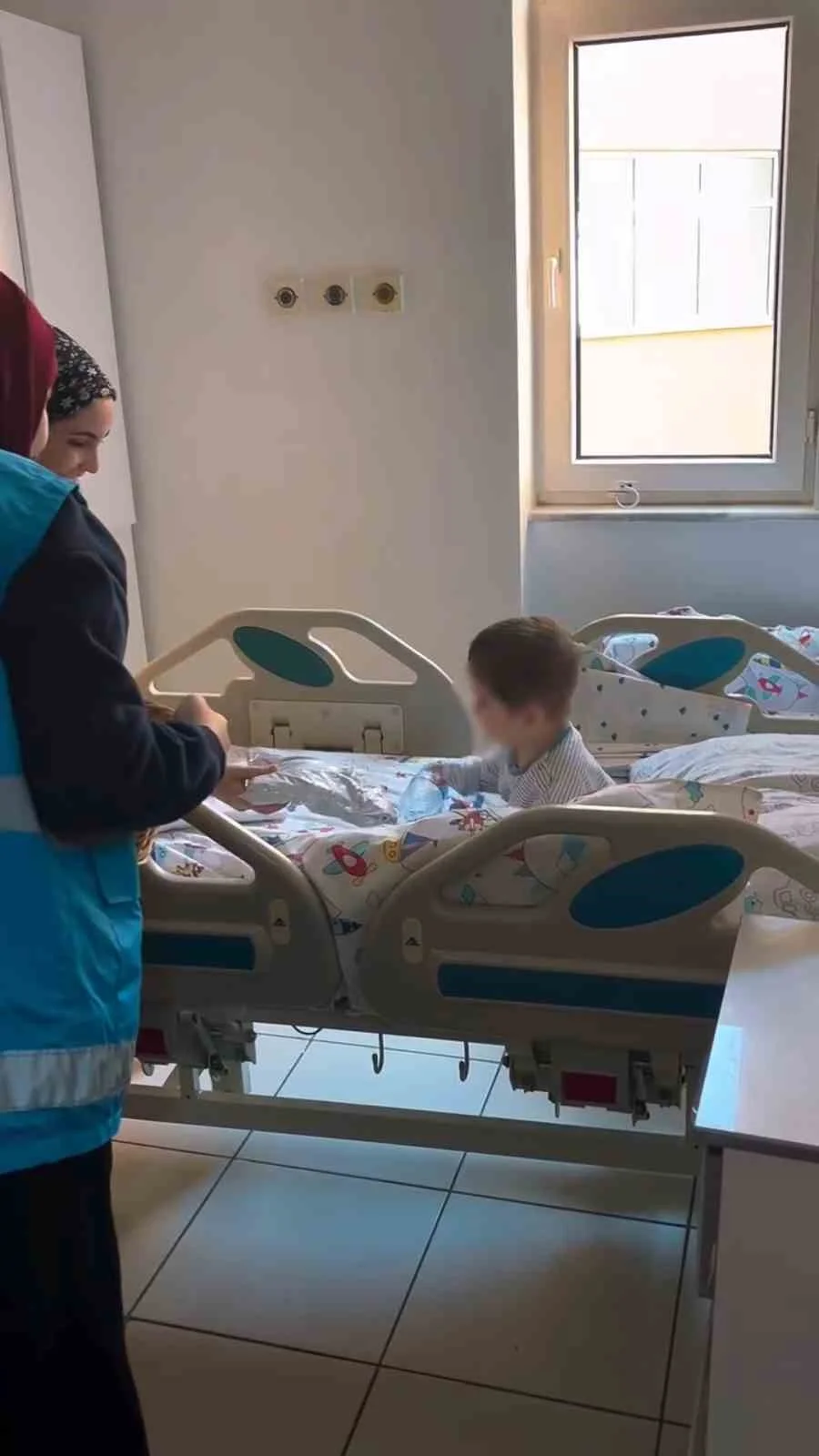 Bolu'da gönüllü öğrencilerden tedavi gören çocuklara oyuncak sürprizi 3