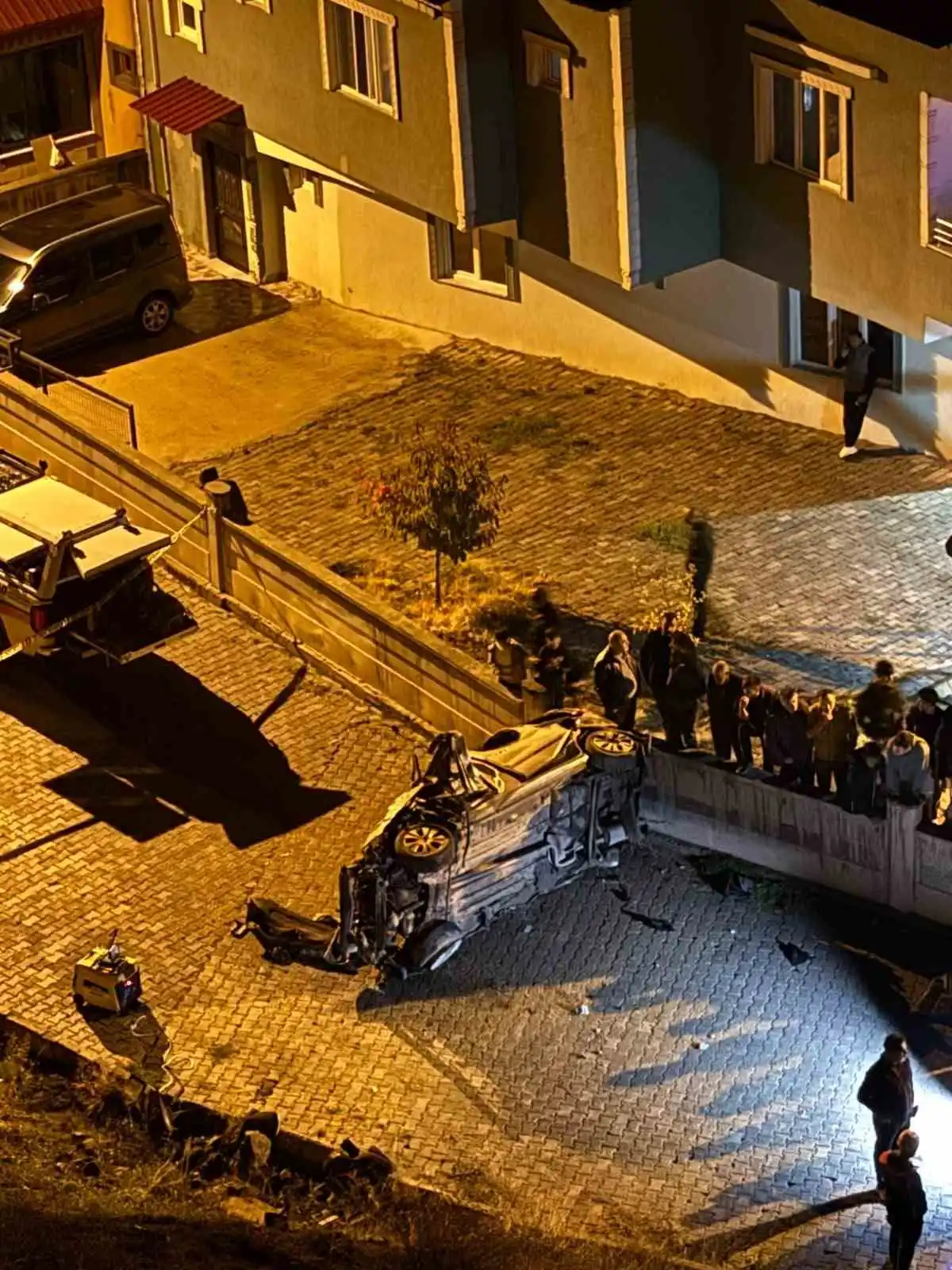 Oltu'da 50 metrelik şarampole yuvarlanan otomobil can aldı: 1 ölü, 3 yaralı 4