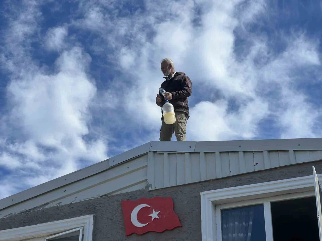 69 YAŞINDAKİ EV SAHİBİ AHMET KUNUK, EVİNİN ÇATISINA ÇIKARAK YIKIM EKİPLERİNE DİRENDİ.