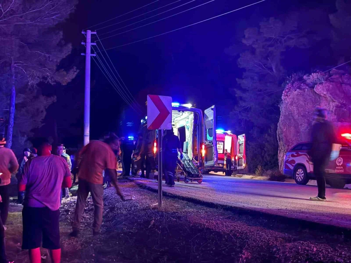 Antalya'da dağcıları taşıyan tur minibüsü şarampole devrildi: 15 yaralı 2