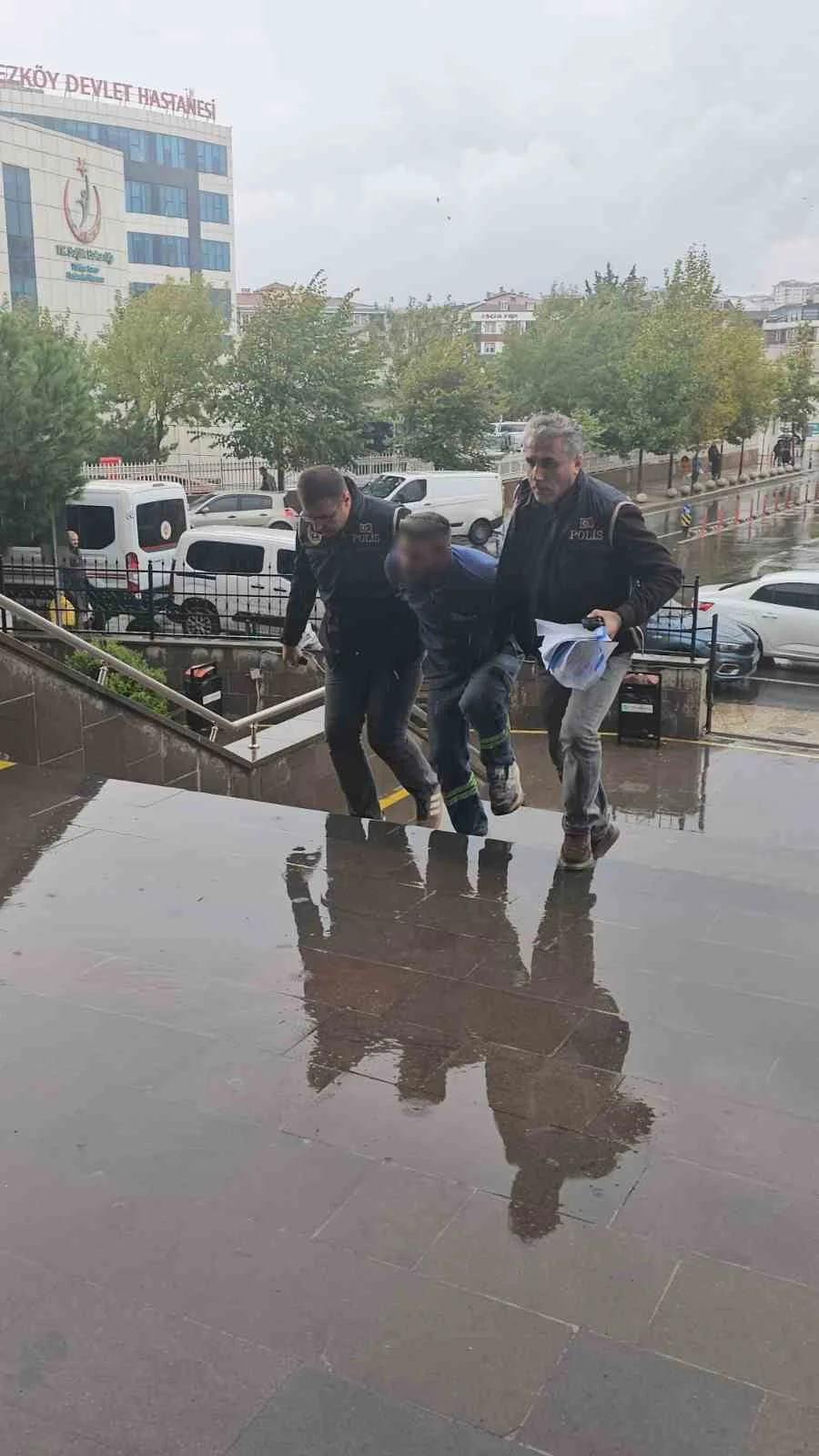 TEKİRDAĞ'IN ÇERKEZKÖY İLÇESİNDE TÜRK BAYRAKLARINI ÇÖPE ATAN, ARDINDAN ÇÖPTEN ÇIKARARAK "VATAN...