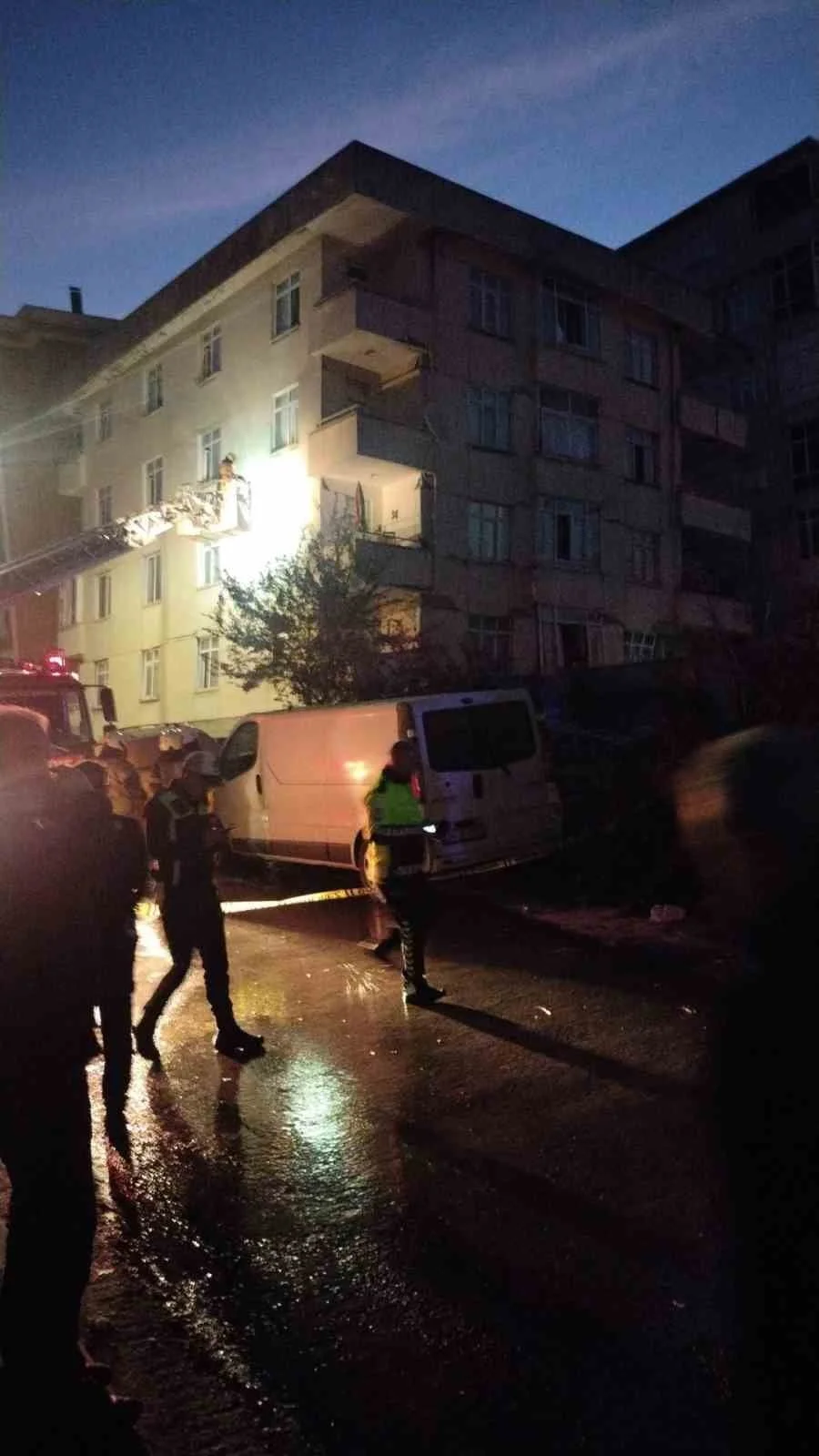 MALTEPE CEVİZLİ MAHALLESİ DOĞU SOKAKTA BULUNAN BİR BİNADA ÇÖKME MEYDANA GELDİ. BİNADA MAHSUR...