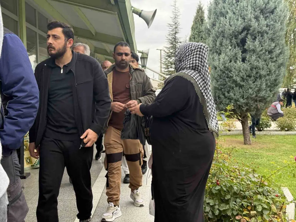 Eskişehir'de cuma namazı çıkışında çöp poşetiyle dilenen kadın 4