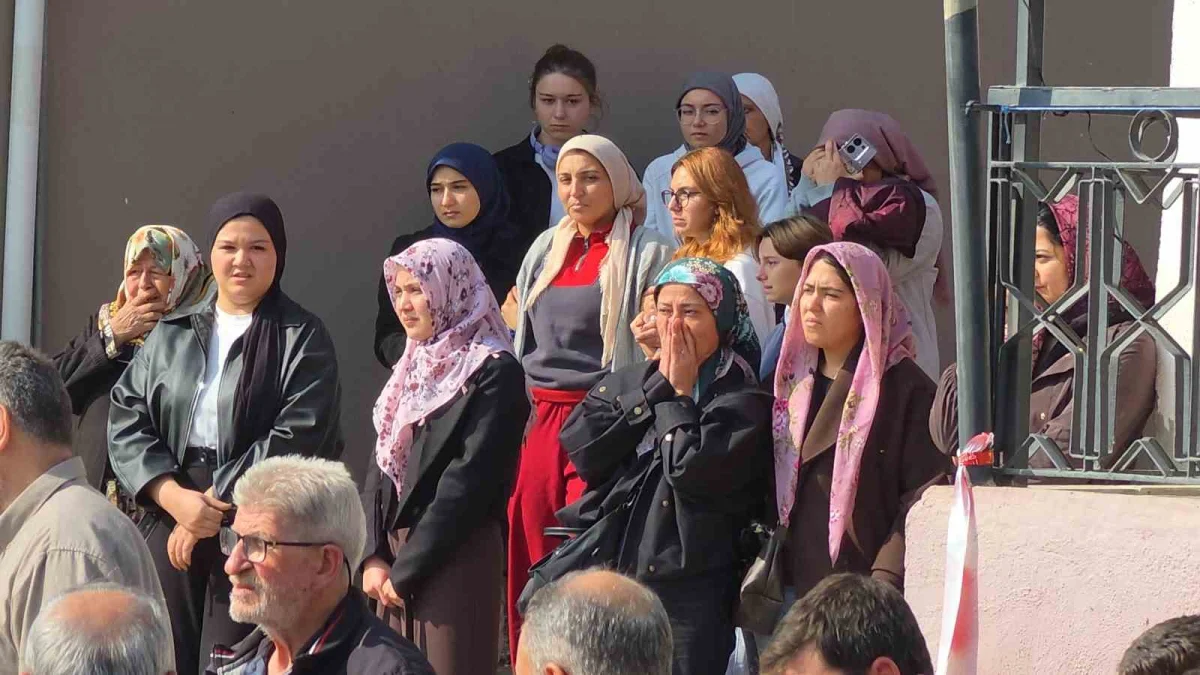 Uzaklaştırma kararı aldırdığı eski erkek arkadaşı tarafından öldürülen Kumsal Kayan toprağa verildi 3