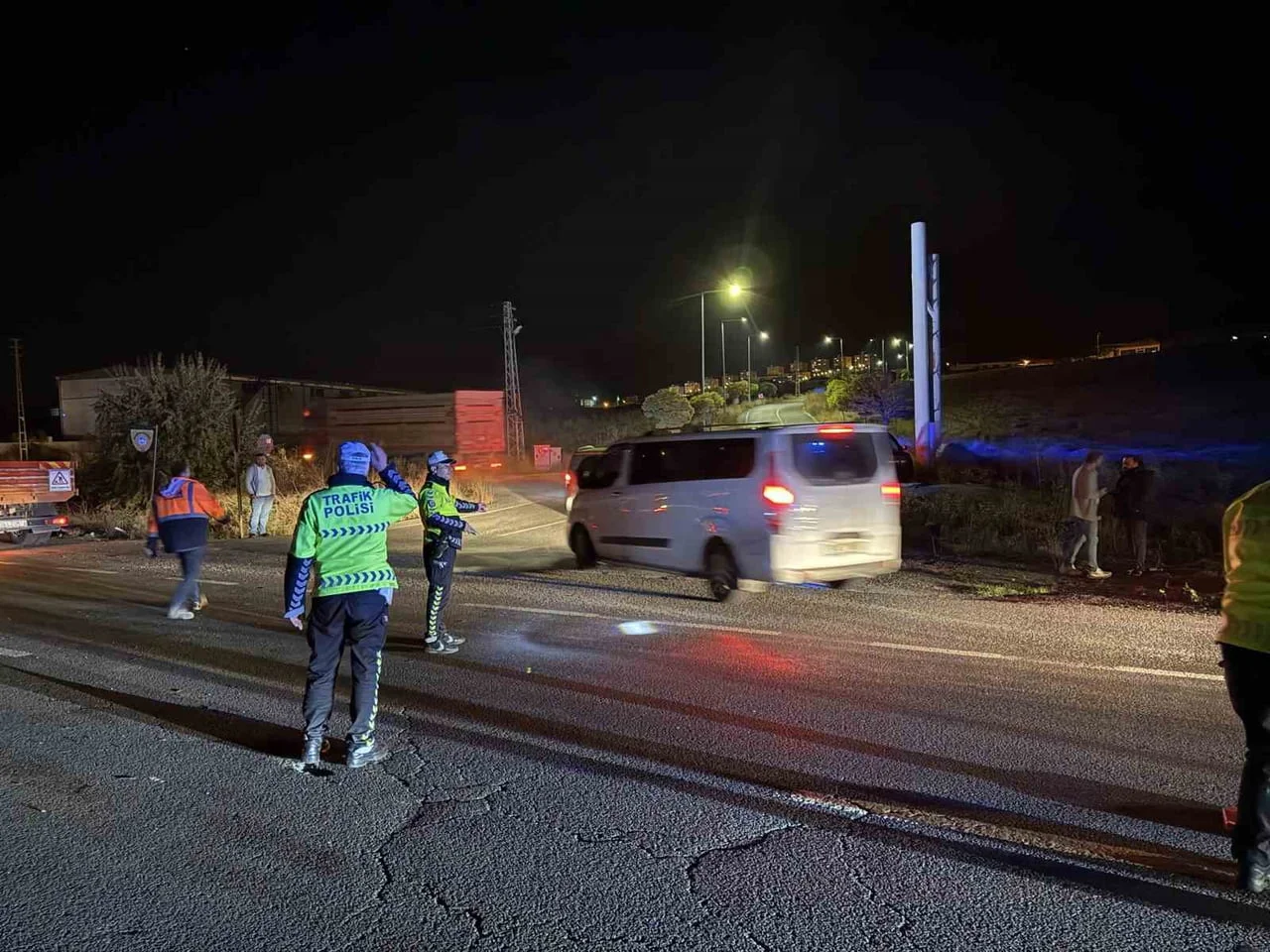 KAYSERİ’NİN İNCESU İLÇESİNDE 2 OTOMOBİLİN KARIŞTIĞI TRAFİK KAZASINDA 3 KİŞİ HAYATINI KAYBETTİ, 1...