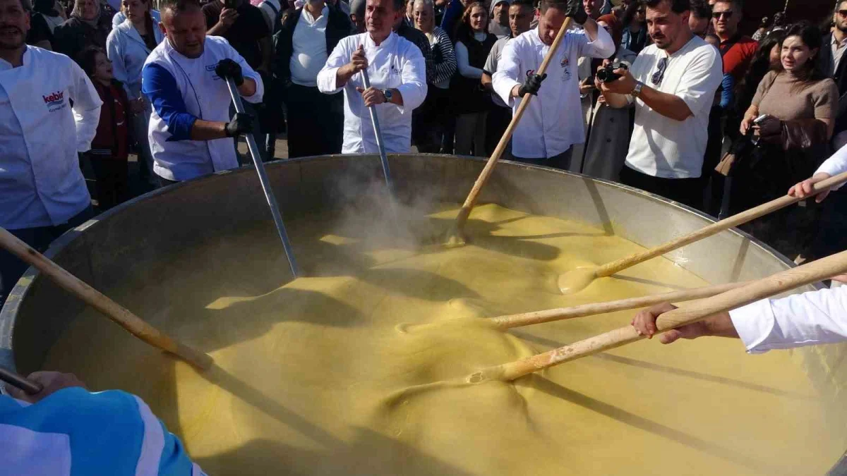 Trabzon'da 1 ton 680 kilogramlık dev kuymakla uzatma rekoru denendi 2