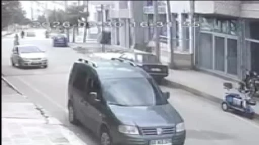 Minibüsün elektrikli bisiklete çarptığı: O anlar kamerada