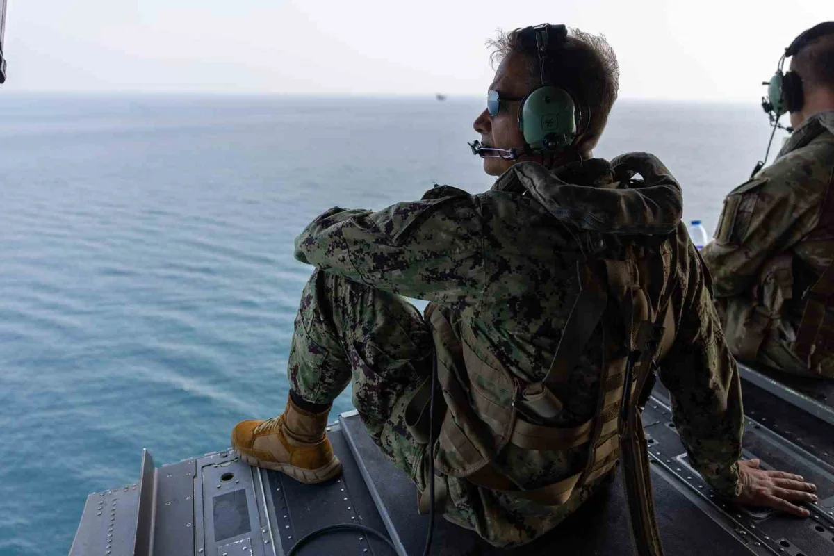 CENTCOM Komutanı Cooper Hürmüz Boğazı'nda askeri helikopterle denetim uçuşu yaptı 1