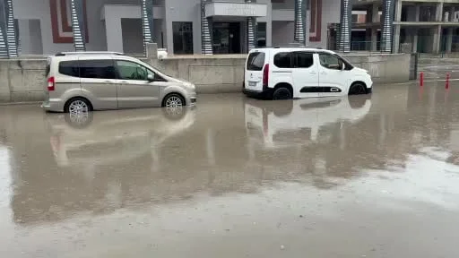 Sağanak yağışta yollar göle döndü, sürücüler yön değiştirdi