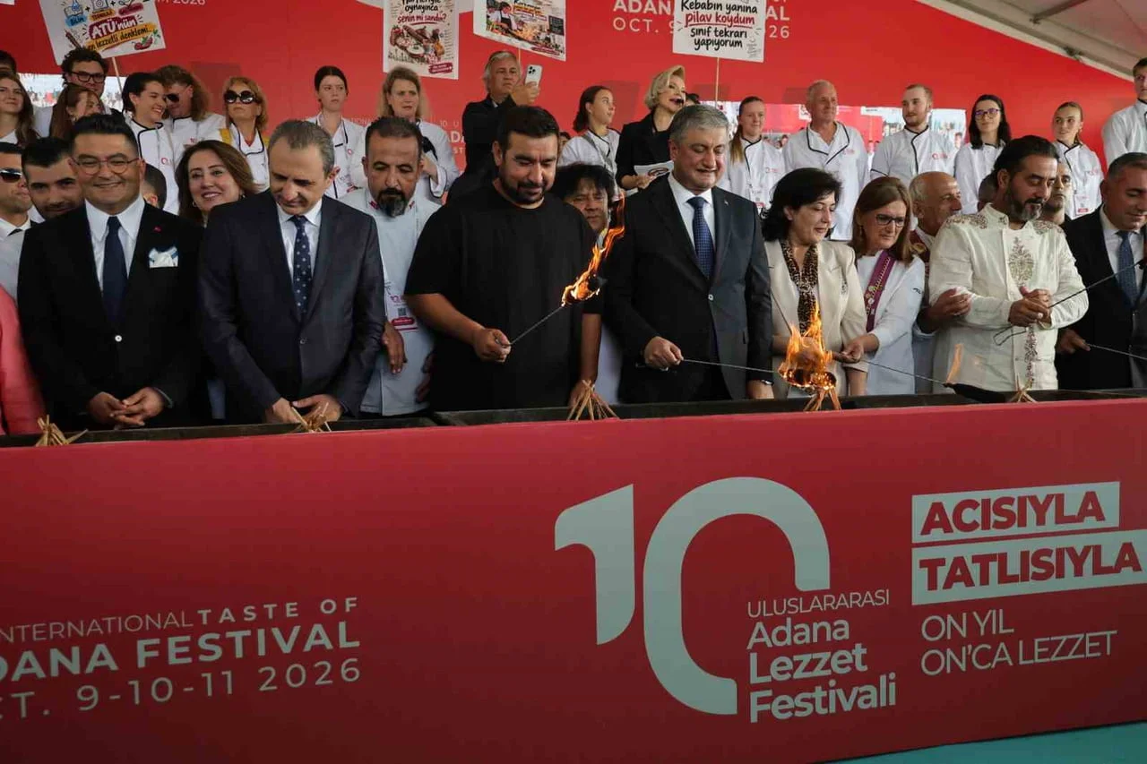 ADANA'DA BU SENE 10'UNCUSU DÜZENLENEN ULUSLARARASI ADANA LEZZET FESTİVALİ DEV MANGAL ATEŞİNİN...