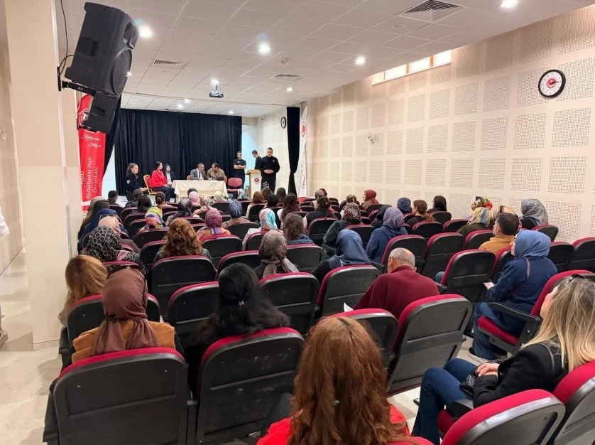 Niğde'de polisten öğrenci ve velilere kapsamlı güvenlik eğitimi 1
