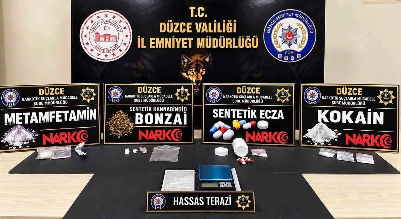 DÜZCE’DE POLİS EKİPLERİNİN DÜZENLEDİĞİ UYUŞTURUCU OPERASYONUNDA FARKLI TÜRLERDE UYUŞTURUCU...