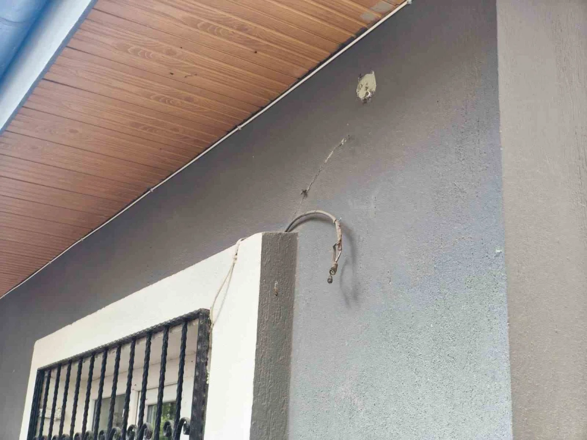 Denizli'de muhtarlığın güvenlik kamerasını söküp bahçeye attılar 3