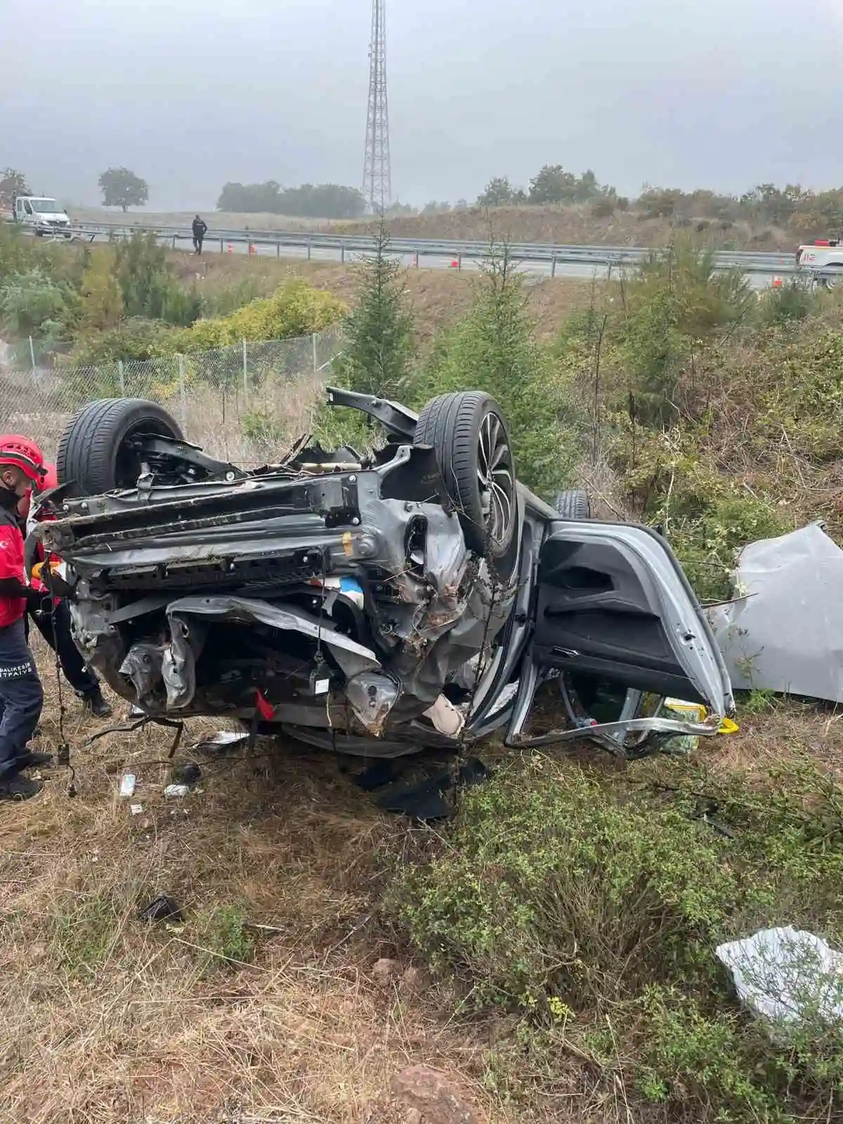 Balıkesir'de otoyolda bariyerleri aşan otomobil şarampole devrildi: 1 yaralı 2
